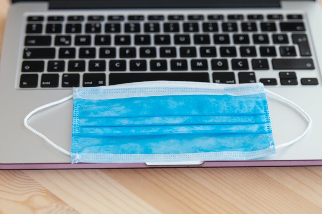 surgical mask on laptop (Source: Pexels/Engin Akyurt)