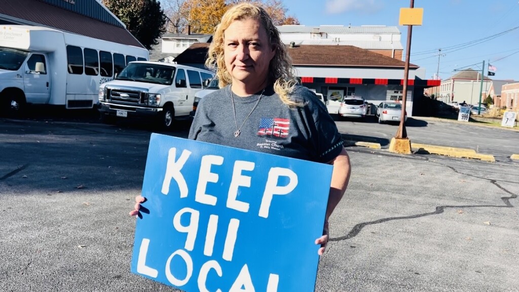 Perryville 911 dispatchers protest (Source: FOX23 Multiemedia Journalist Sasha Moore)