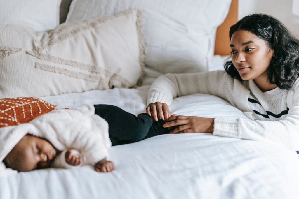 Mom with newborn (Source: Pexels; William Fortunato)
