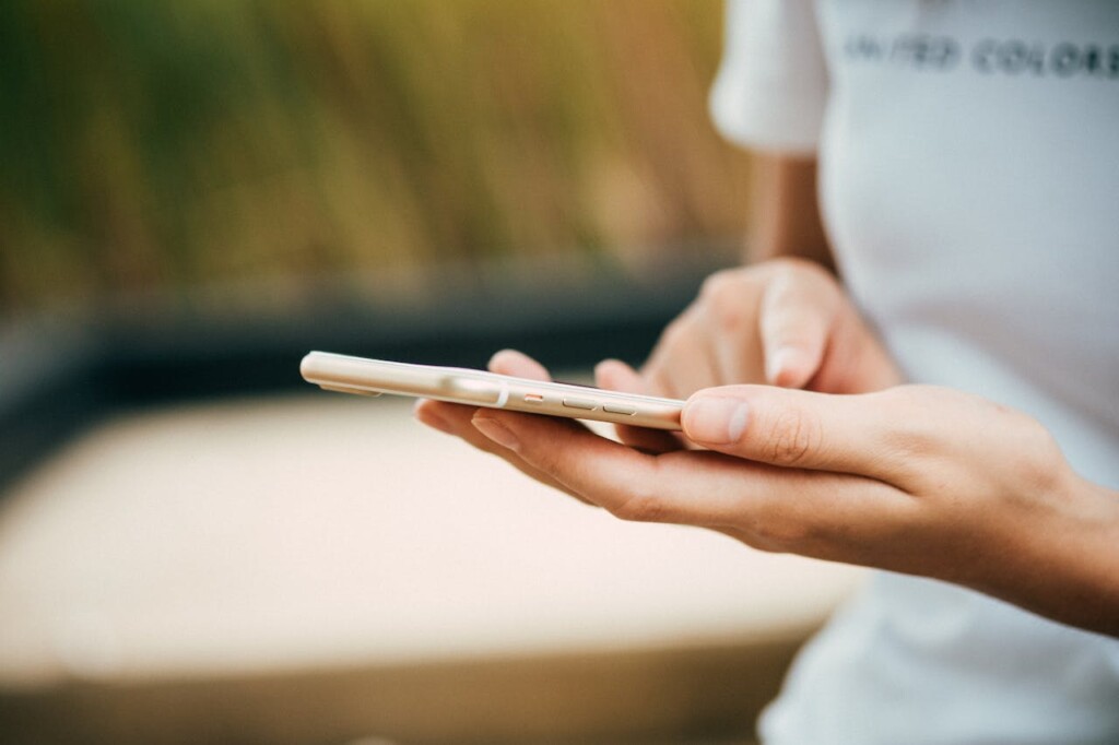 hands holding cell phone (Source: Pexels/Porapak Apichodilok)