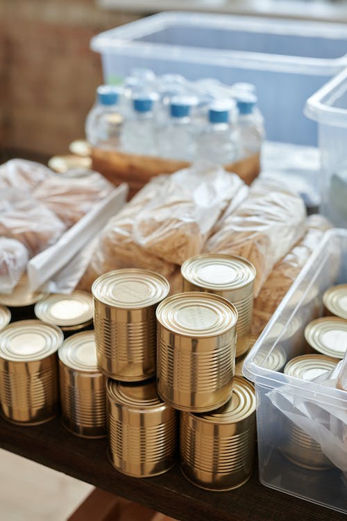 canned food and bread (Source: Pexels)
