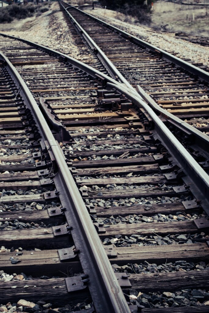 railroad tracks (Source: Pexels/Brett Sayles)