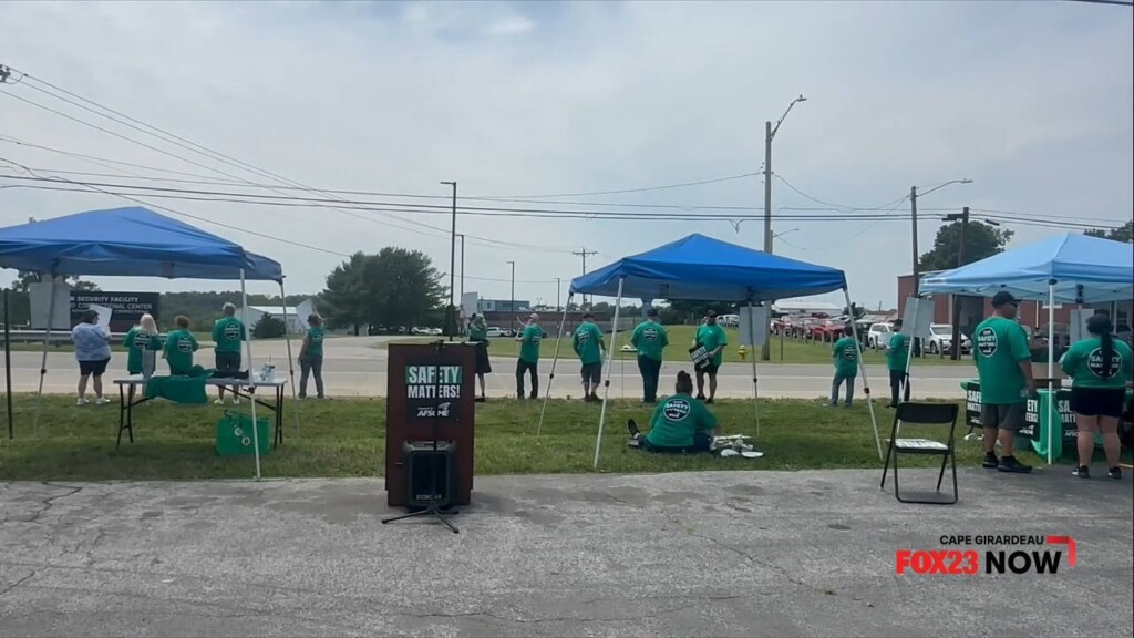 Union Employees Picket Outside Menard Correctional Center