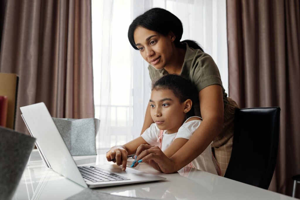 mother helping her daughter use a laptop (Source: Source Pexels/August de Richelieu)