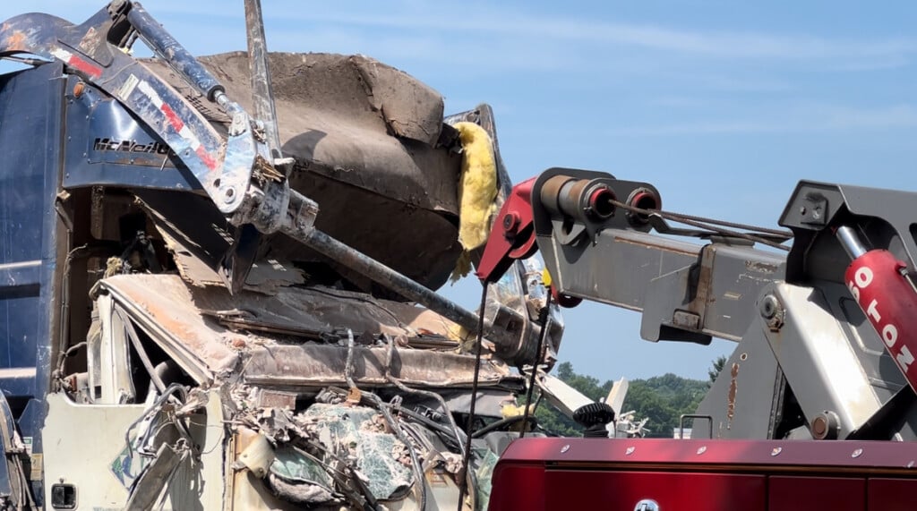 Garbage truck crashes into Cape Girardeau apartment building