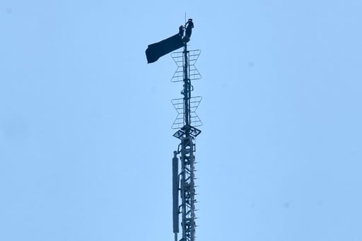 2 People Arrested After Hanging A Banner About ‘the Power Of Love’ On Empire State Building Antenna