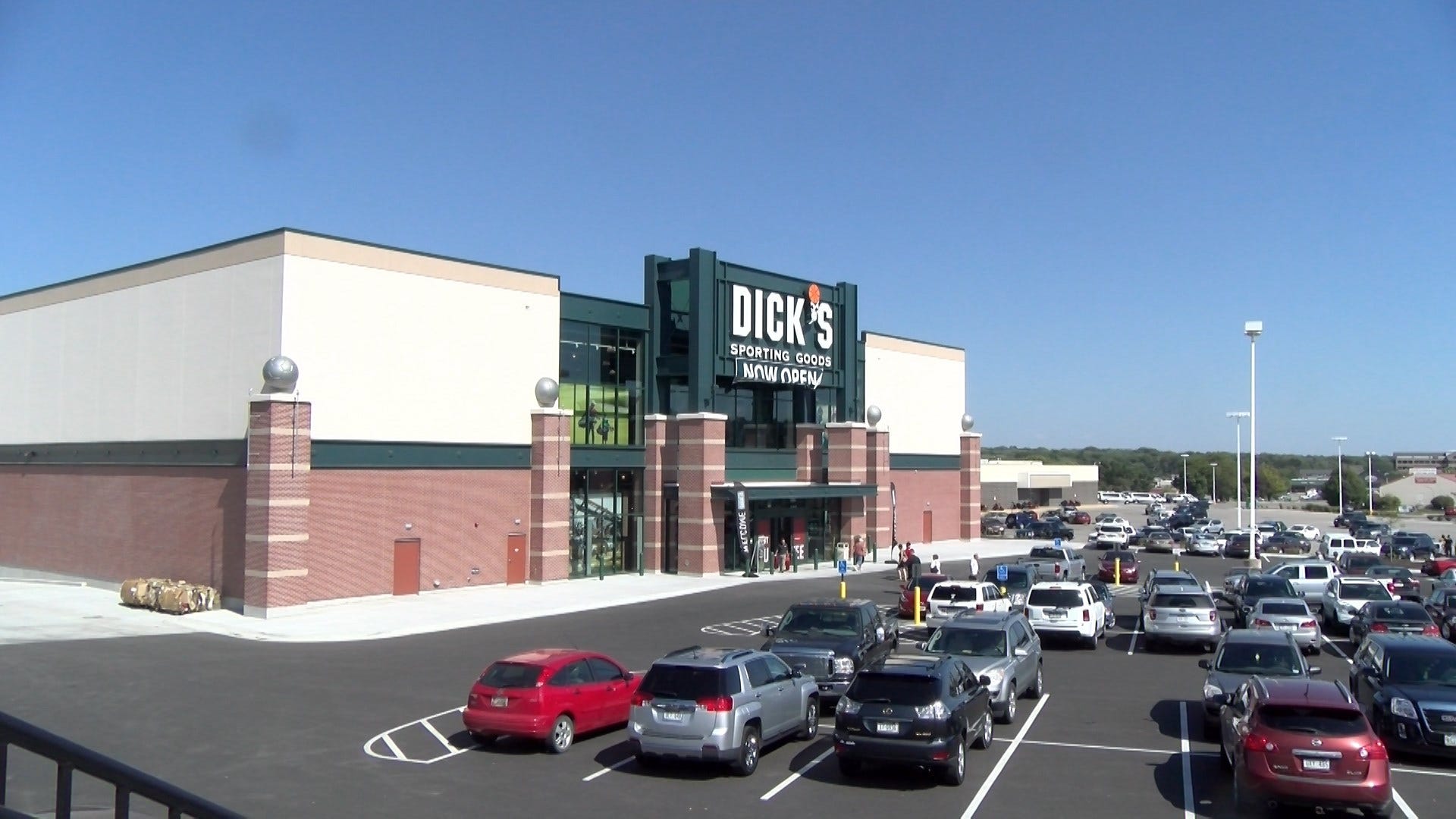 Lincoln gets its first Dick's Sporting Goods - KLKN-TV