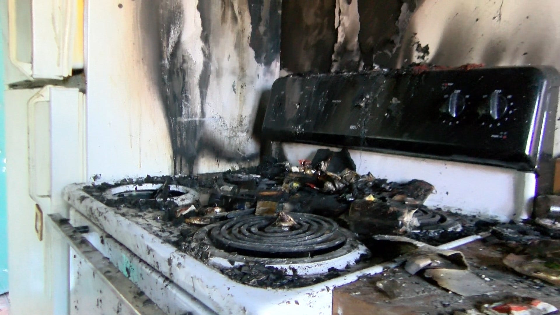 Man narrowly escapes apartment fire, Lincoln Police rescue his g