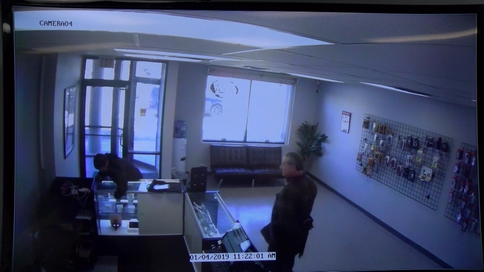 Video shows two men stealing cellphones from Lincoln store