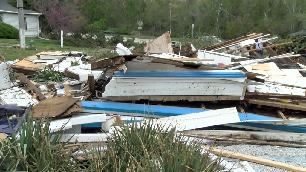 Workers escape moments before tornado completely destroys Lincol