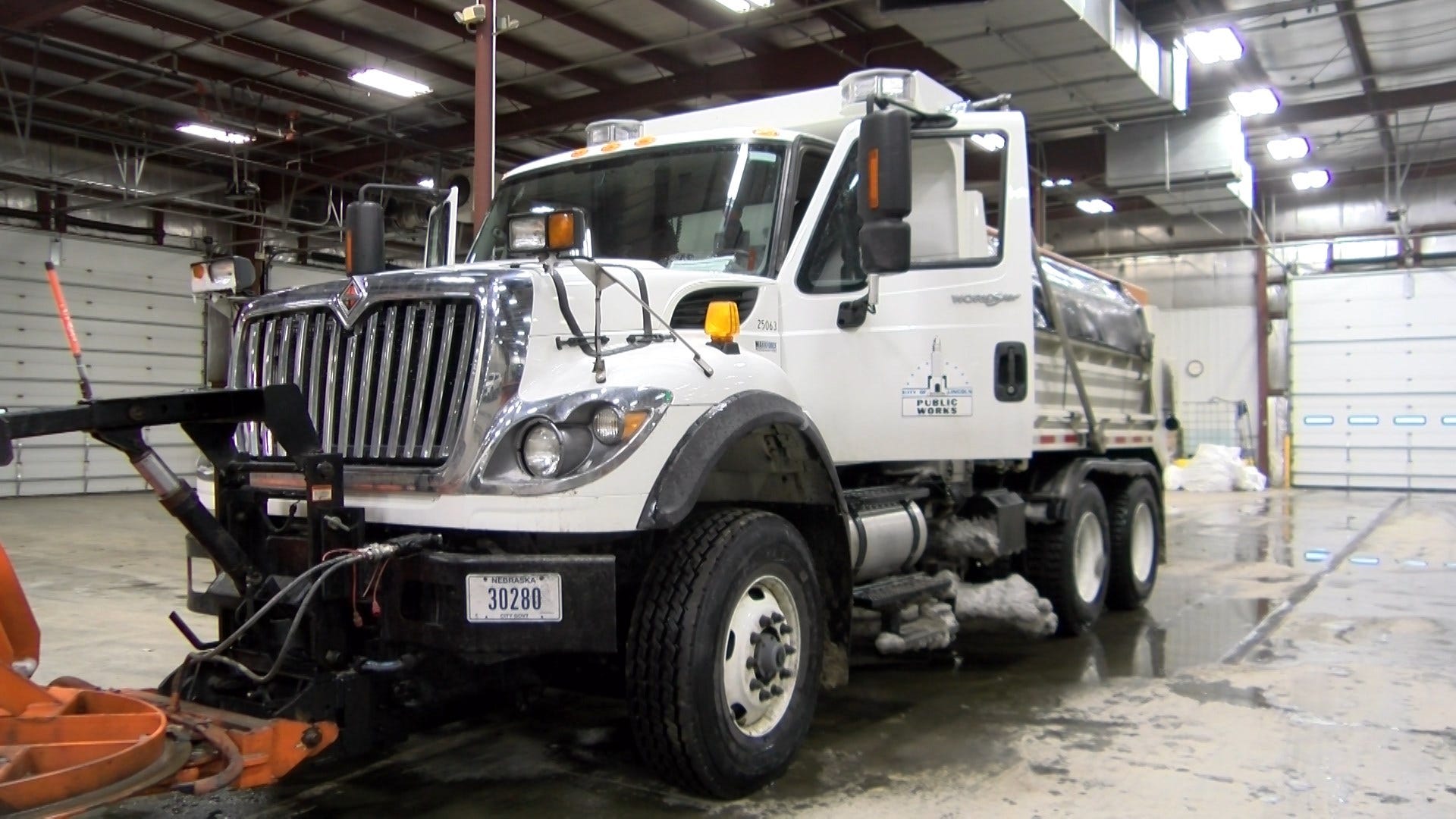 City of Lincoln treating streets as freezing drizzle falls