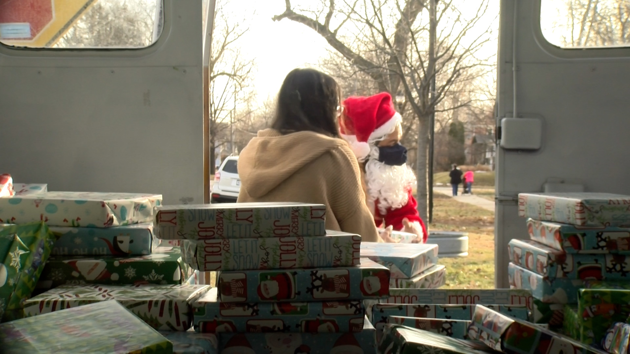 Art Bus LNK hands out free Christmas presents to Lincoln neighborhood - Vimarsana News