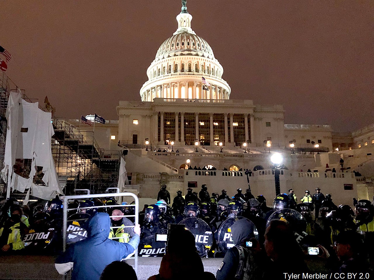 Man accused of stealing Pelosi's lectern charged in invasion