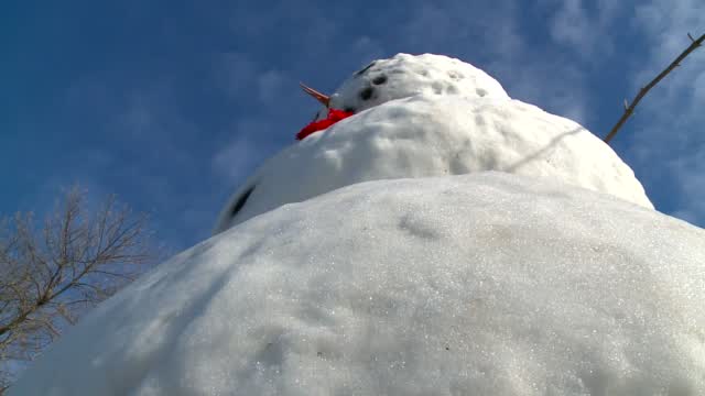 Towering Snowman Built In Iowa