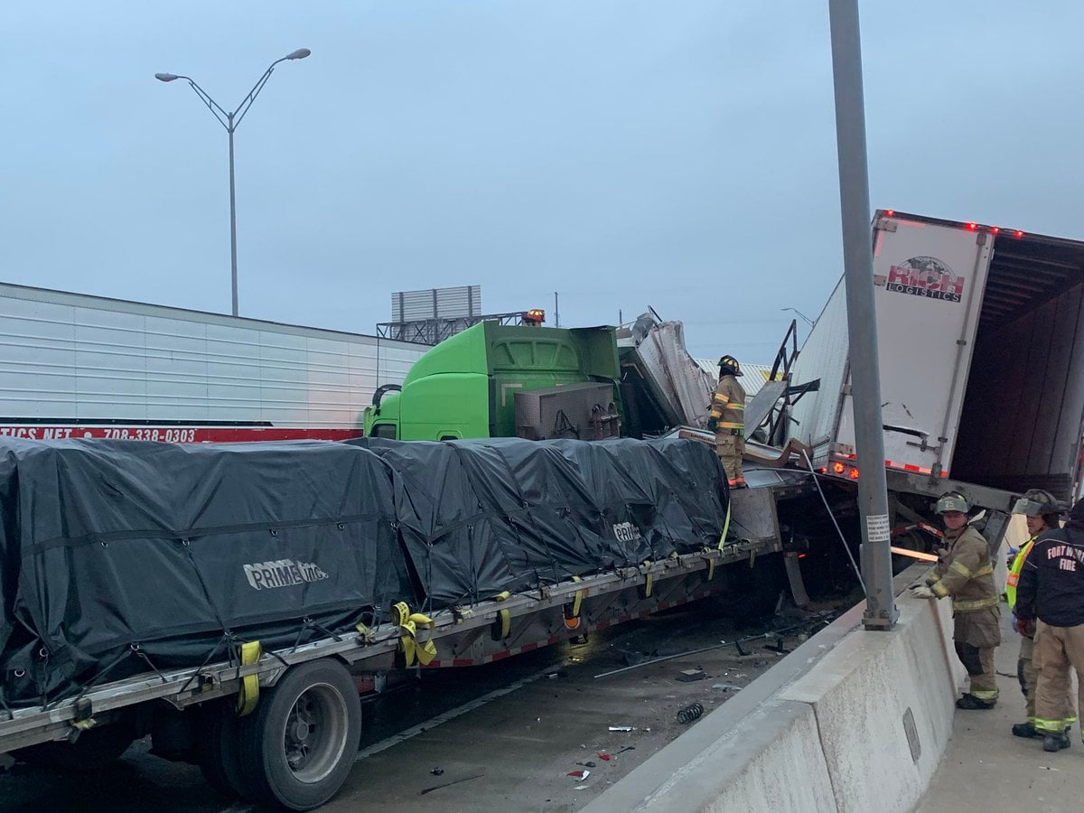 VIDEO: 5 dead after massive interstate pileup, 70 vehicles involved