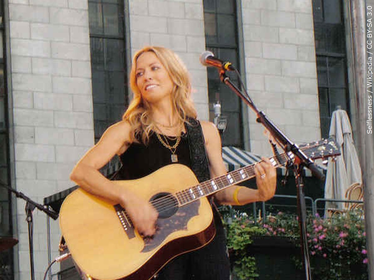 Country music star Sheryl Crow plays Pinewood Bowl