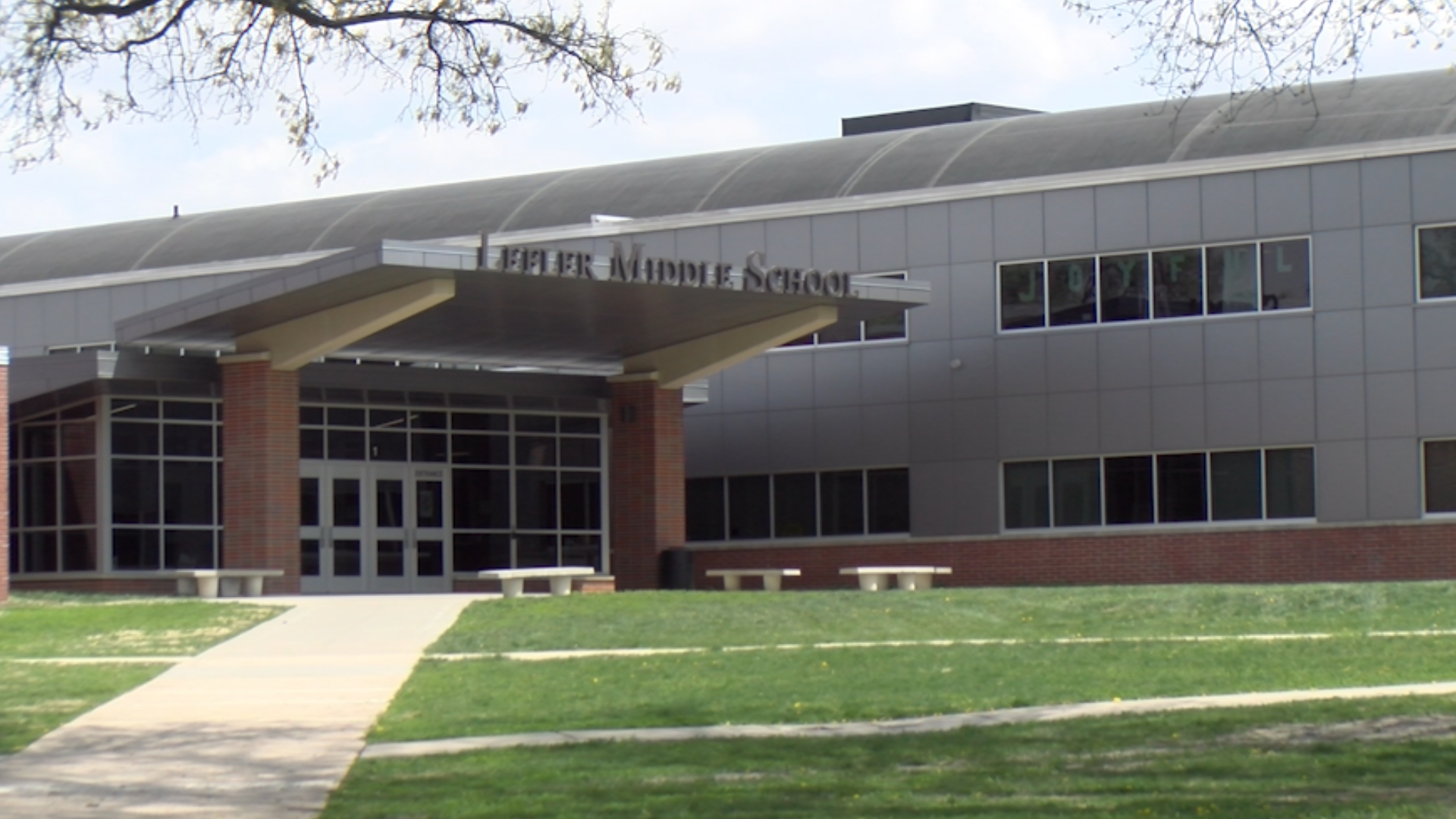 Gas leak causes evacuation at Lefler Middle School in Lincoln