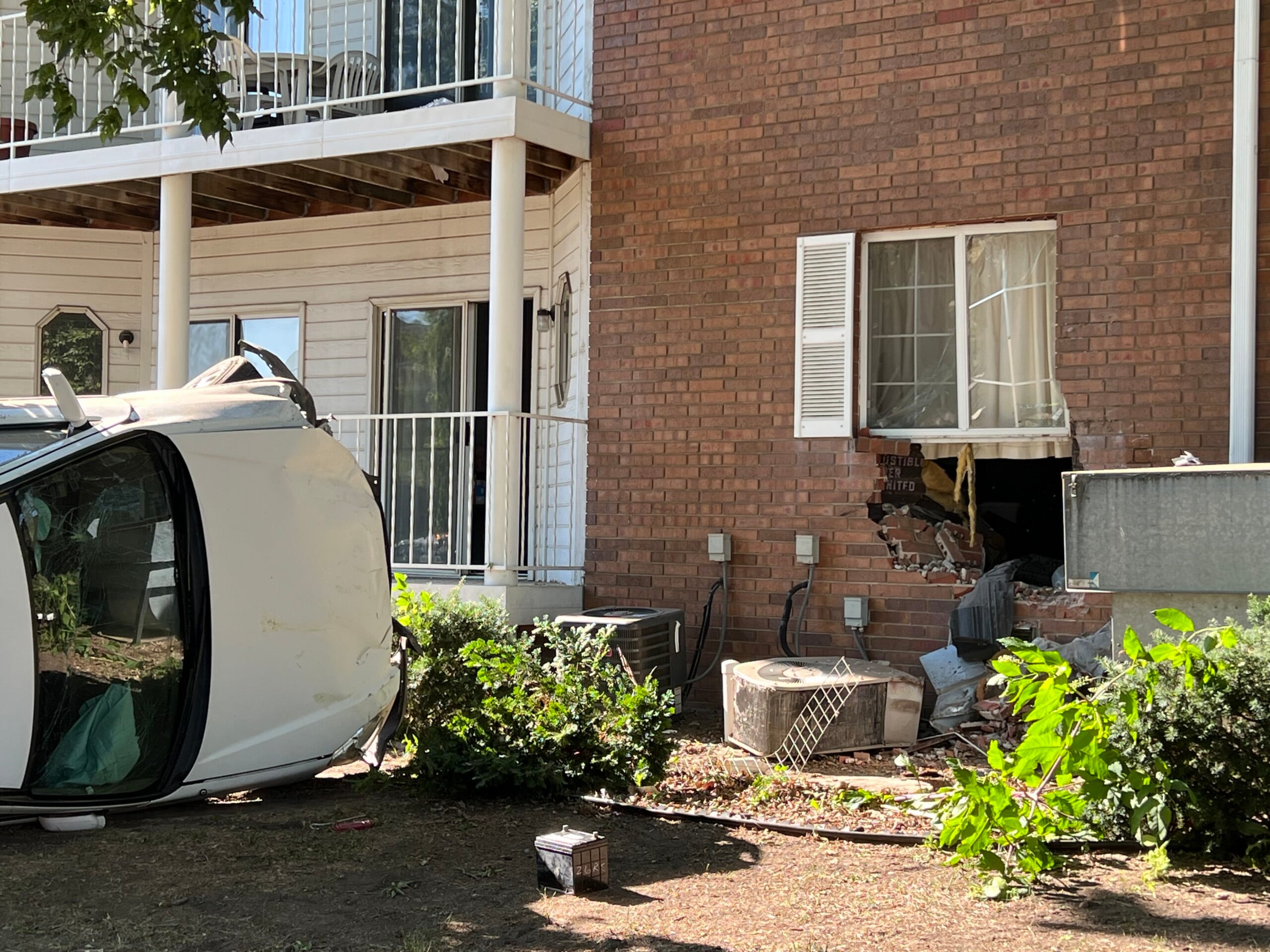 One injured after vehicle crashes into Lincoln apartment building