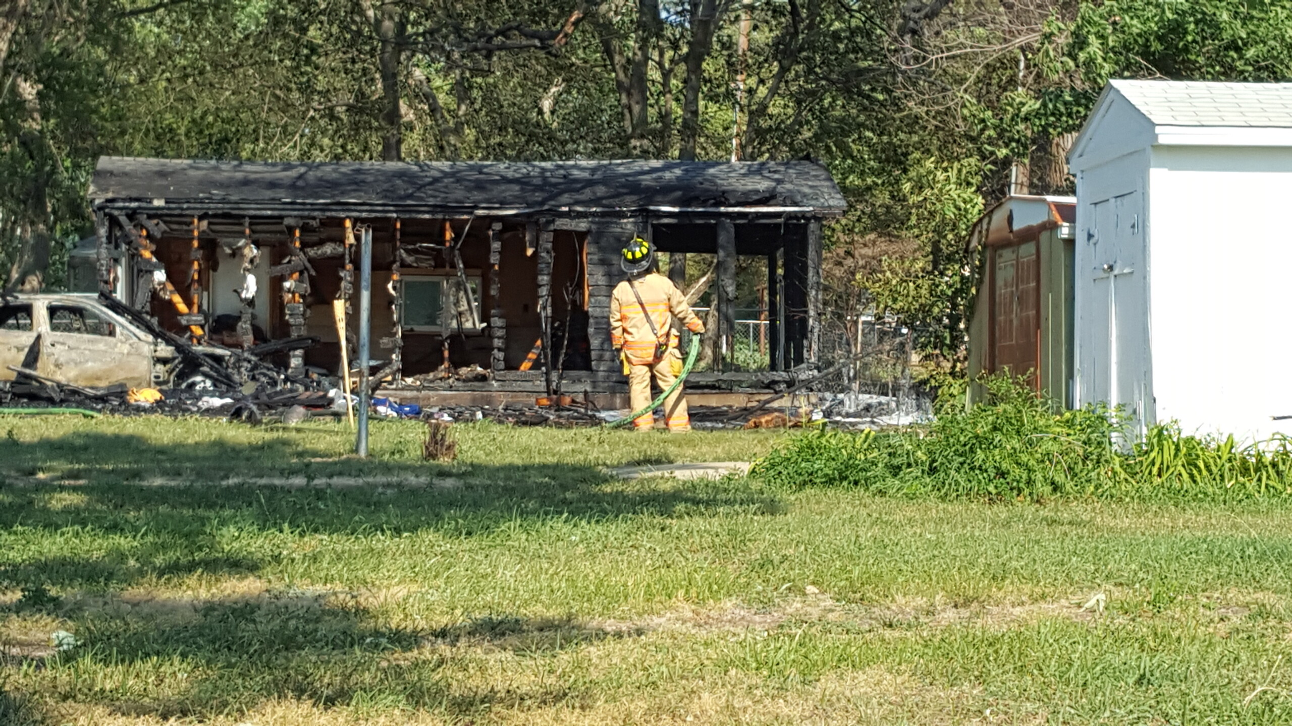 Fire burns two garages in northwest Lincoln