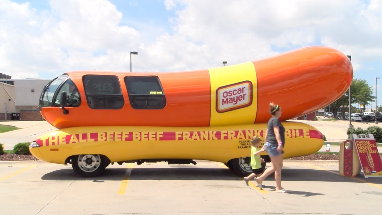 Hot diggity dog! Oscar Mayer Frankmobile draws a crowd at Lincoln Hy-Vees