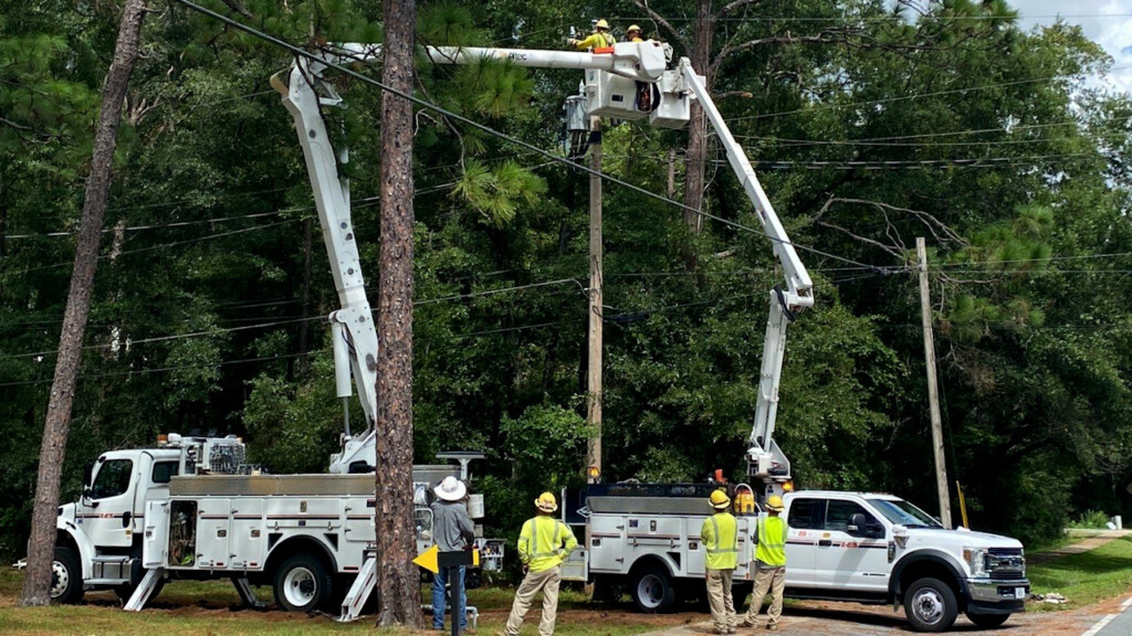 Lincoln Electric Systems crews helping to restore power after Hurricane Idalia