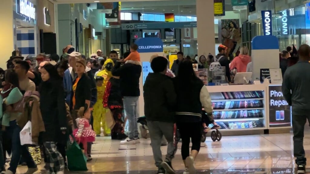 Gateway Mall Halloween Vo00 00 22 25still001