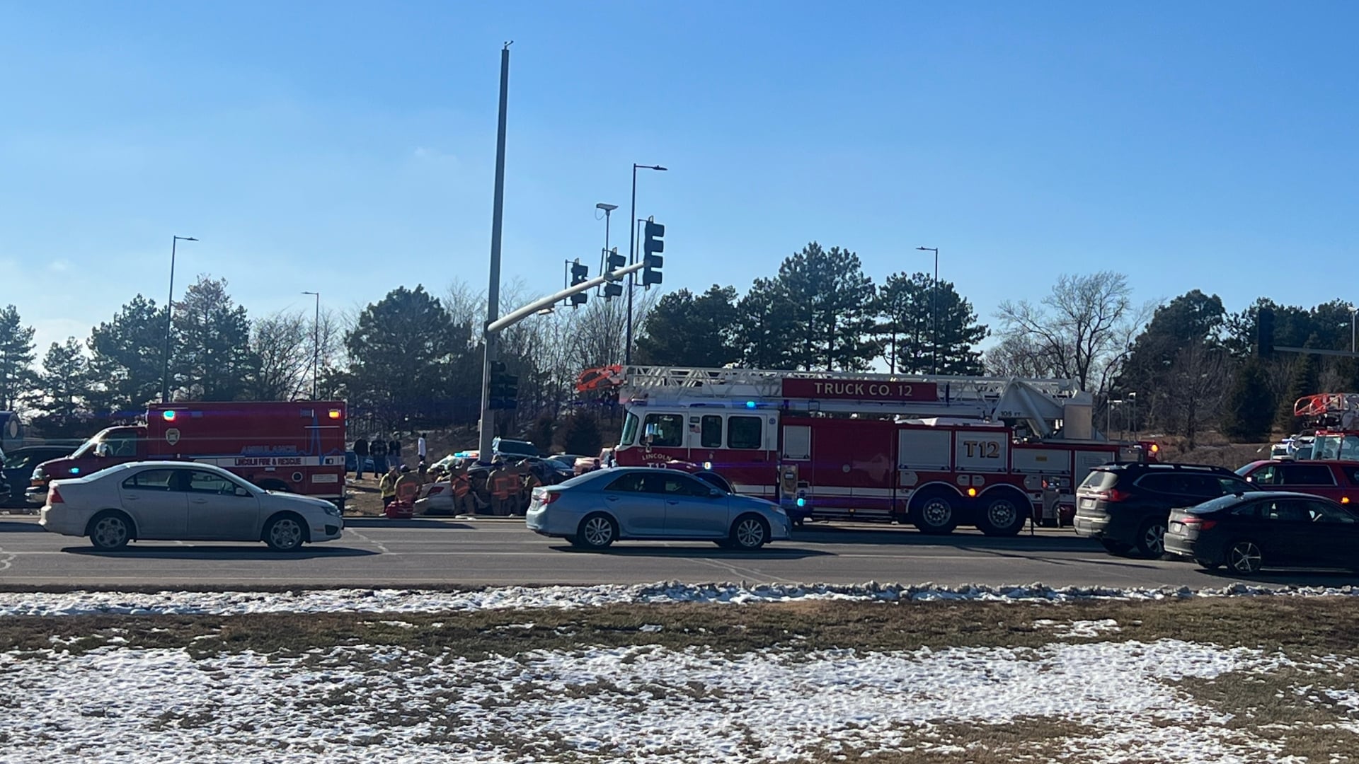 Man injured after crashing into traffic light pole in southeast Lincoln