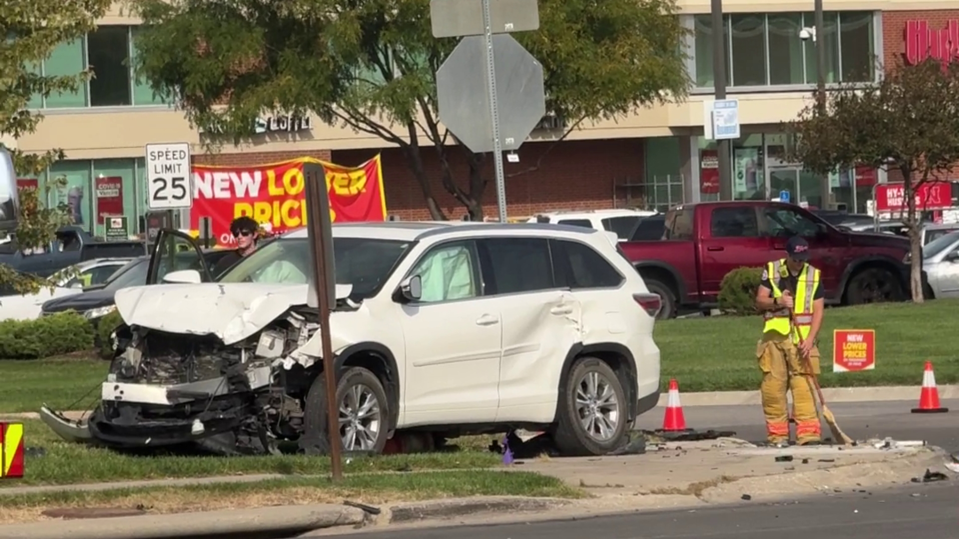Crash closes part of O Street in east Lincoln