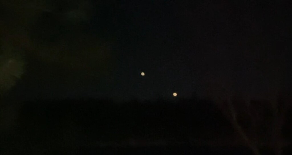 Objects seen over Wilderness Ridge in Lincoln