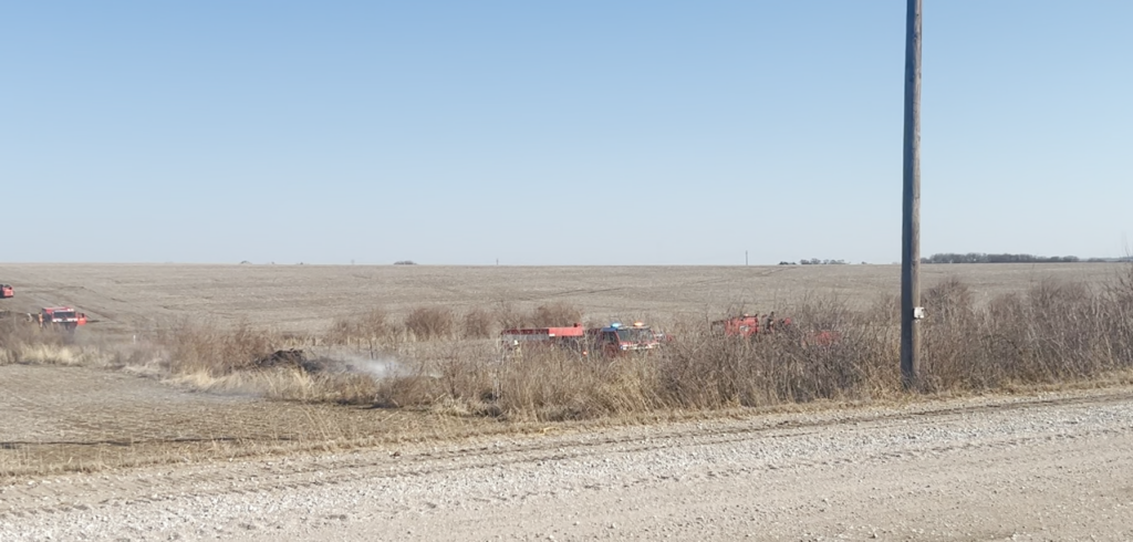 Crews battle small grassfire near Waverly