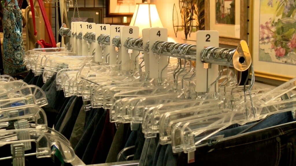 P Bargain Store Anxiousness 5pm News Pkg 82786 Eherron00 00 09 08still001
