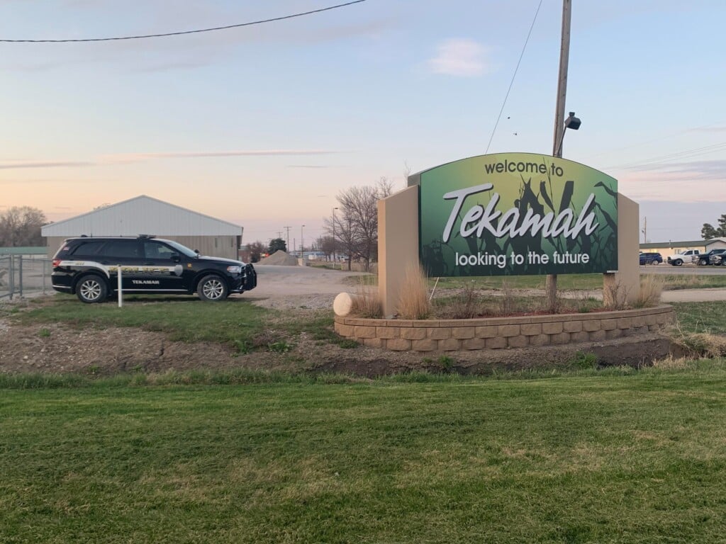 Welcome to Tekamah sign and Tekamah police cruiser
