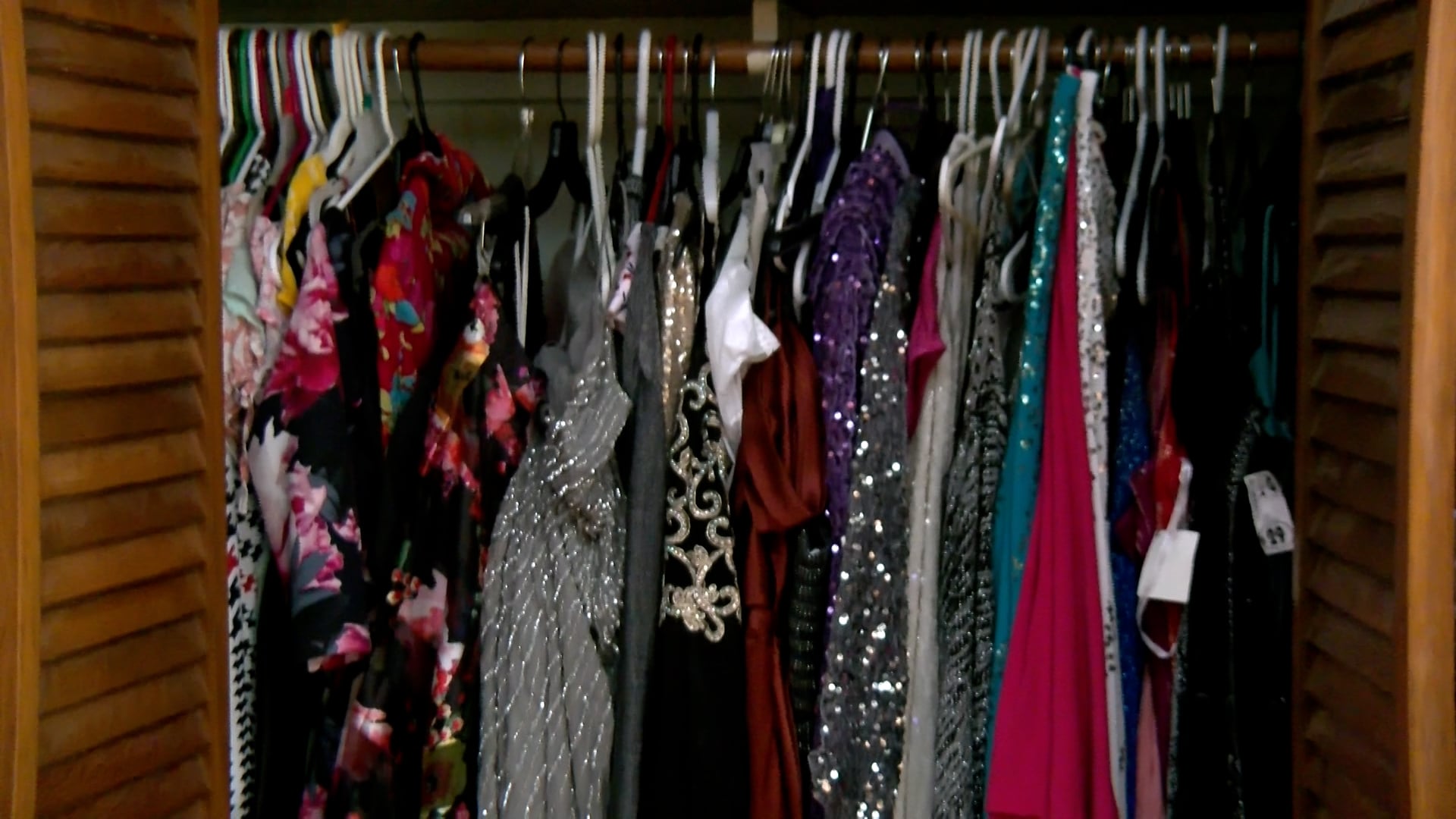 Every girl deserves that': Woman loans dresses to low-income Lincoln teens Every girl deserves that': Woman loans dresses to low-income Lincoln teens