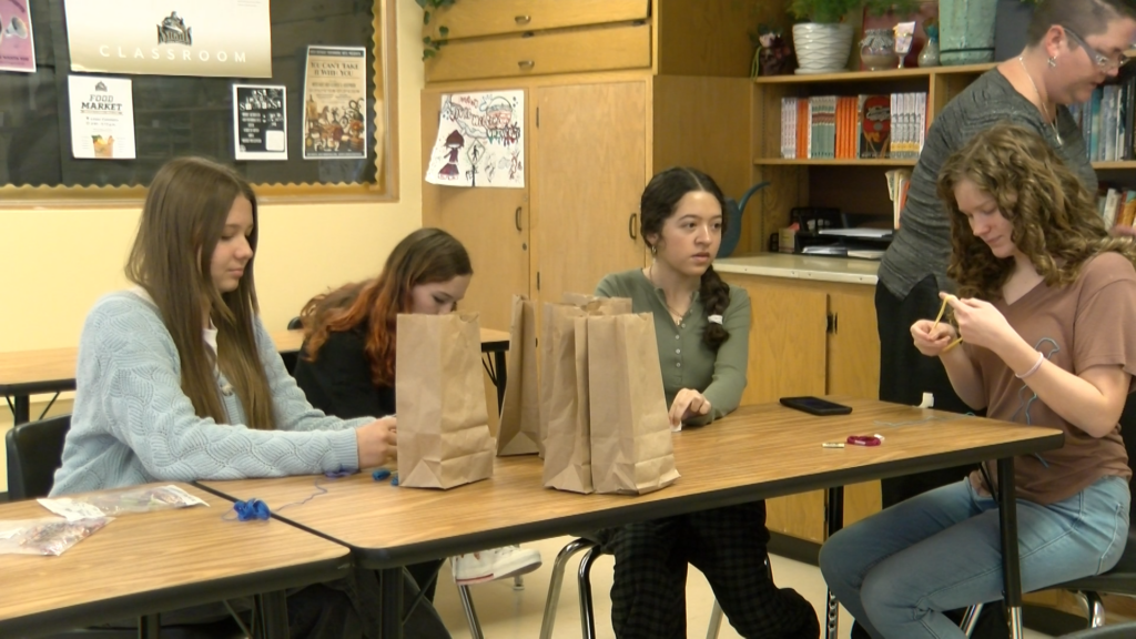 Friendship bracelets for Friendship Home: Lincoln Southeast students rallying for good cause