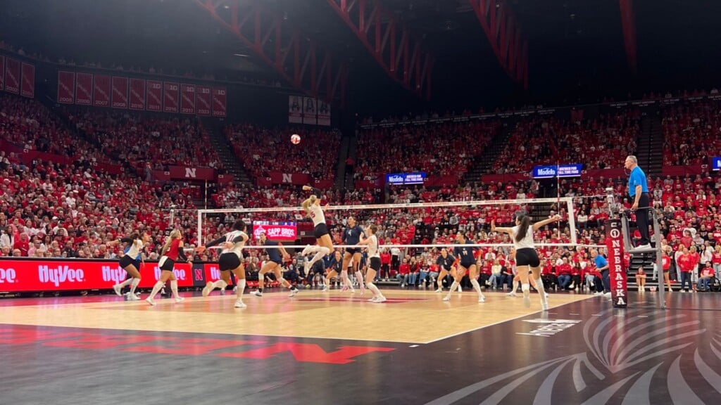 No 1 Nebraska Volleyball Thumps Illinois Extends Sweep Streak To 14