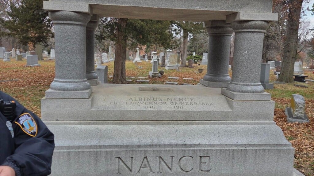 90000 Worth Of Bronze Items Stolen From Former Nebraska Governors Gravesite In Lincoln 1