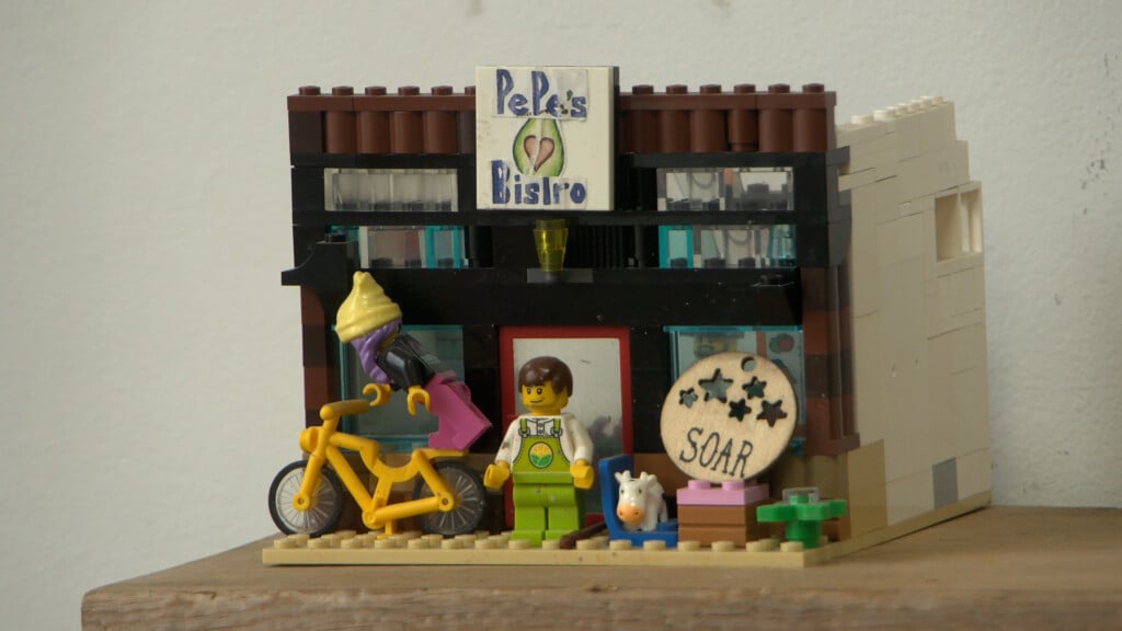 236g734100 00 10 37still001