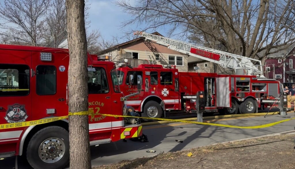 One person killed in northeast Lincoln apartment fire