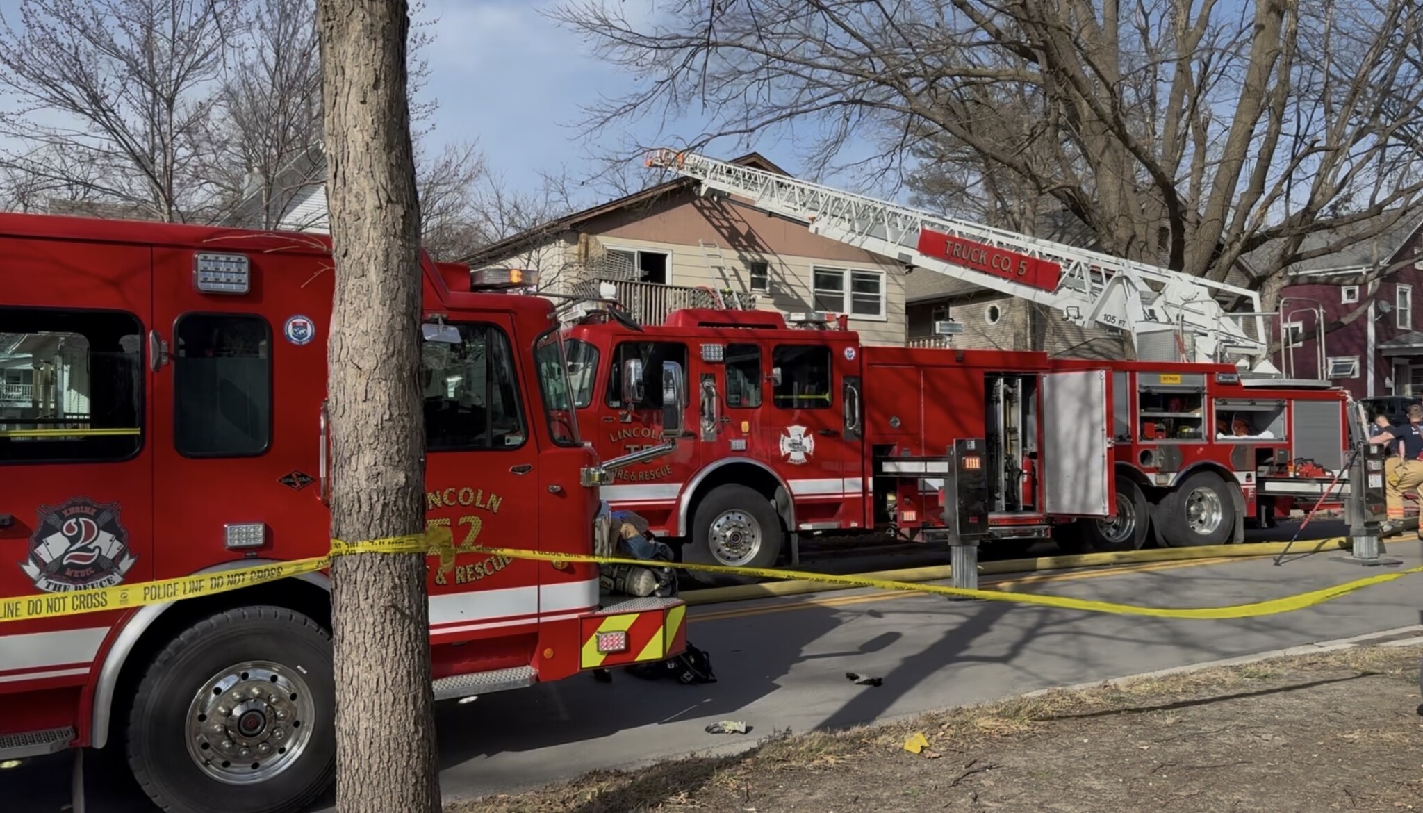 One person killed in northeast Lincoln apartment fire