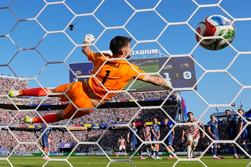 U.s. Beats Bosnia Herzegovina 2 0 To Advance To Round Of 16 And Keep Its World Cup Dreams Alive