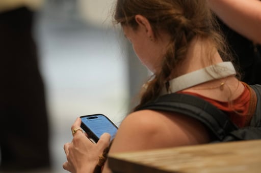 Uk Unveils Plans For Social Media Curfew For Older Teens – But It’s Voluntary