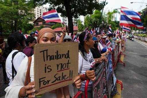Hundreds Rally At Israeli Embassy In Bangkok To Demand Foreigners Respect Thai Laws