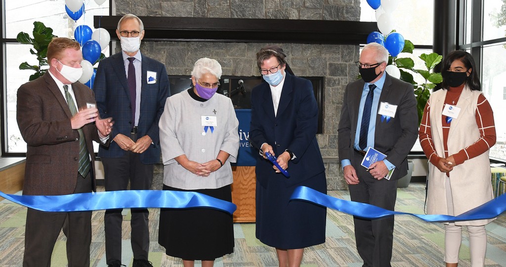 Ribbon Cutting Dignitaries1200