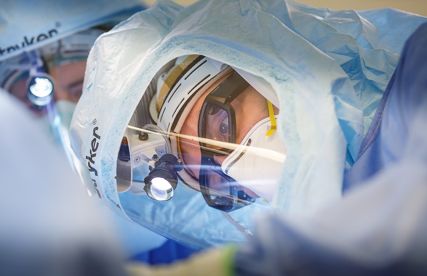 D H Surgeon Performs First AR Assisted Shoulder Replacement Surgery In   John Erikbell 