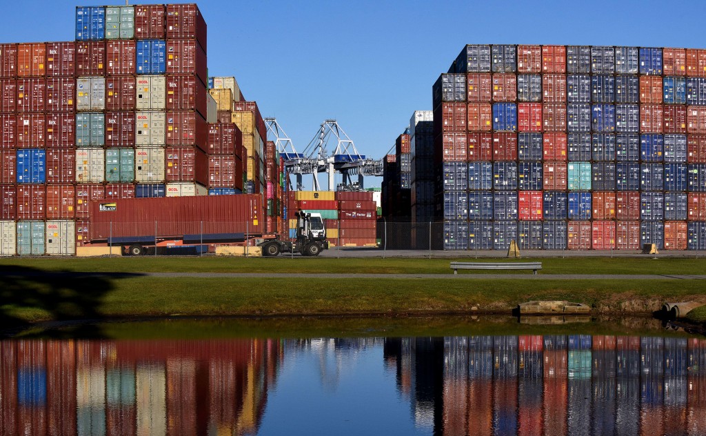 Savannah, United States. 23rd Oct, 2021. A Truck Picks Up A Shipping Container At The Port Of Savannah In Georgia. The Supply Chain Crisis Has Created A Backlog Of Nearly 80,000 Shipping Containers At This Port, The Third Largest Container Port In The Uni