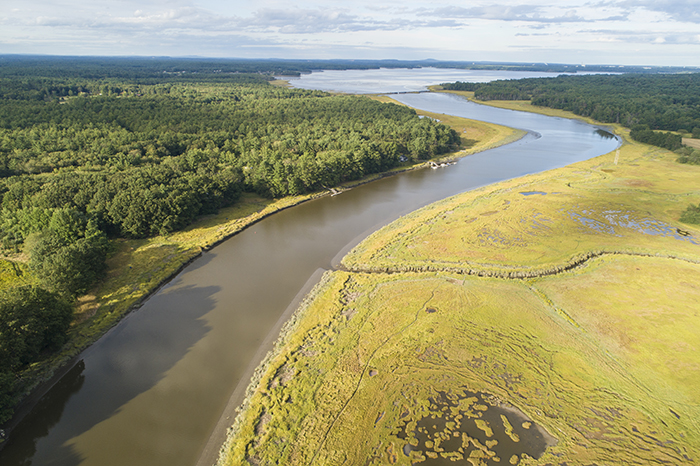 Salzwiesen entlang des Squamscott River in der Nähe der Mündung in die Great Bay. Stratham, New Hampshire.Salt Marsh in Stratham entlang des Squamscott River in der Nähe der Mündung in die Great Bay, die in der Ferne sichtbar ist. Foto von Jerry Monkman