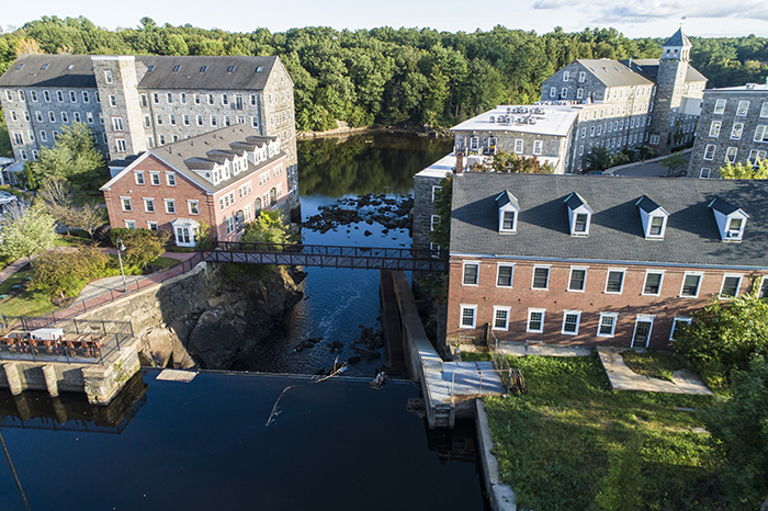 Mill Edifici Presso la diga sul fiume Lamprey a Newmarket, New Hampshire.