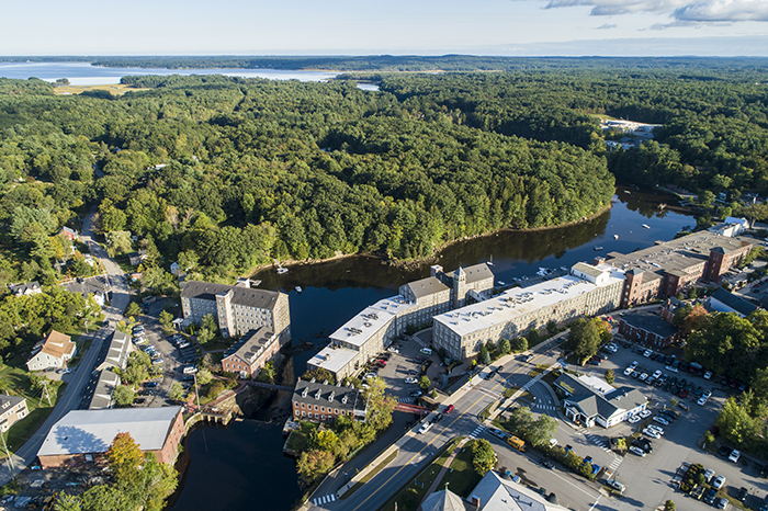 budynki młyna przy zaporze na rzece minóg w centrum Newmarket, New Hampshire.