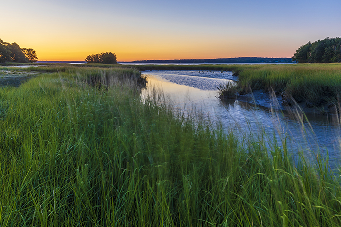 Daggry Nær Moody Point Ved Nature Conservancy ' S Lubberland Creek Preserve I Newmarket, New Hampshire.Dawn over tidal creek salt marsh nær Moody Point Ved Lubberland Creek Preserve I Newmarket Bilde Av Jerry Monkman's Lubberland Creek Preserve In Newmarket, New Hampshire.