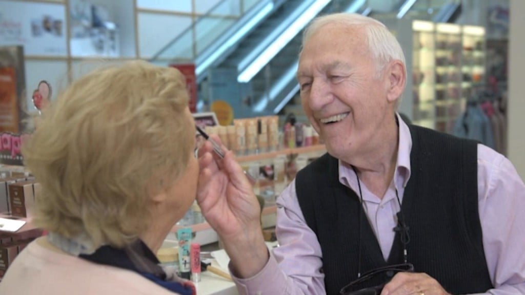 83-year-old learns to apply wife’s makeup as she loses her eyesight